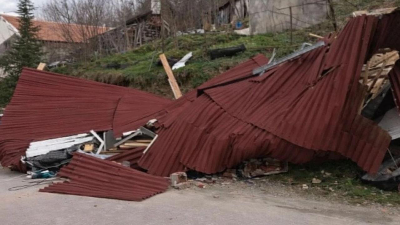Fırtına evin çatısını uçurdu