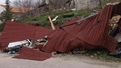 Fırtına evin çatısını uçurdu