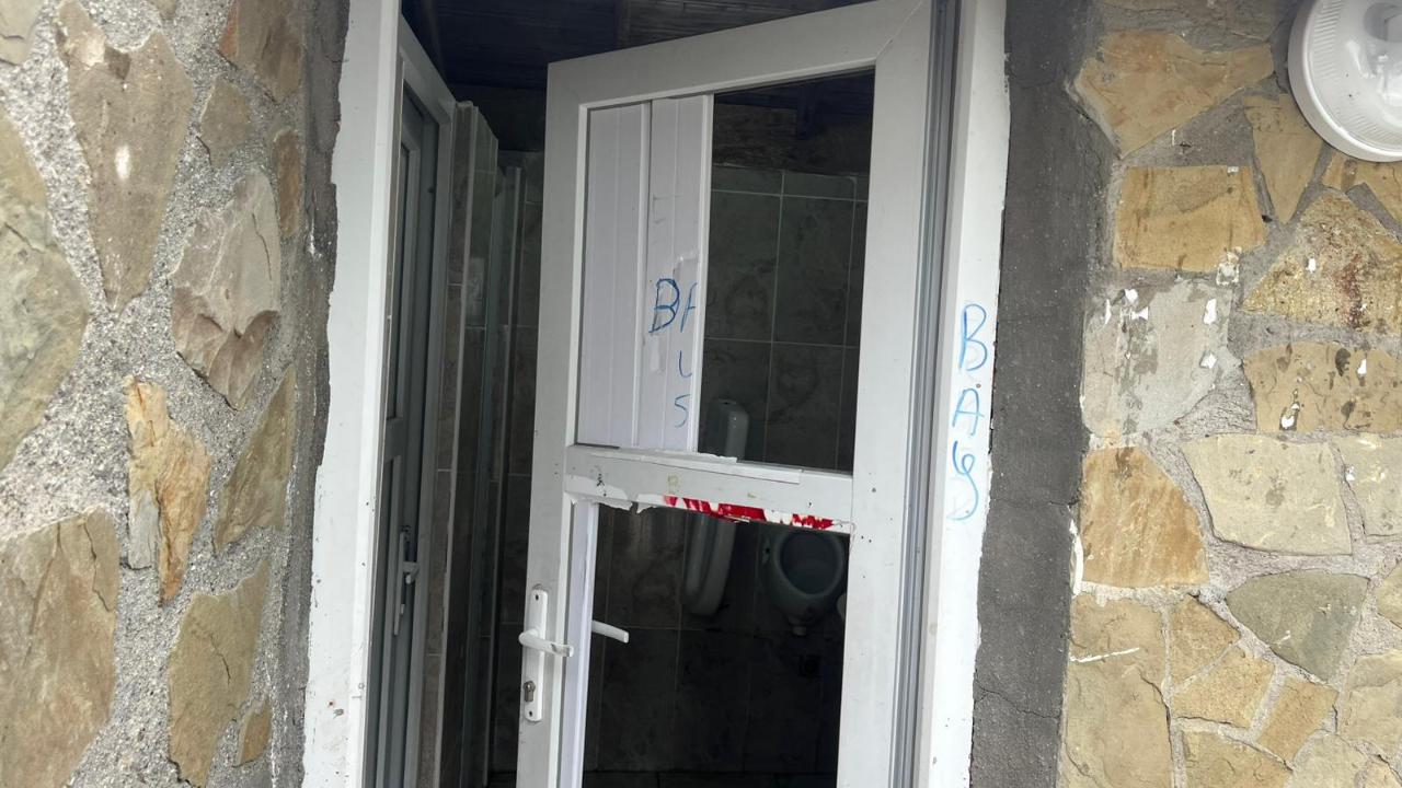 Gecenin karanlığından faydalanıp kırıp döktüler