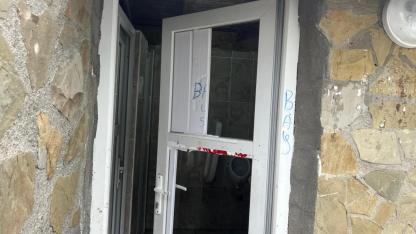 Gecenin karanlığından faydalanıp kırıp döktüler