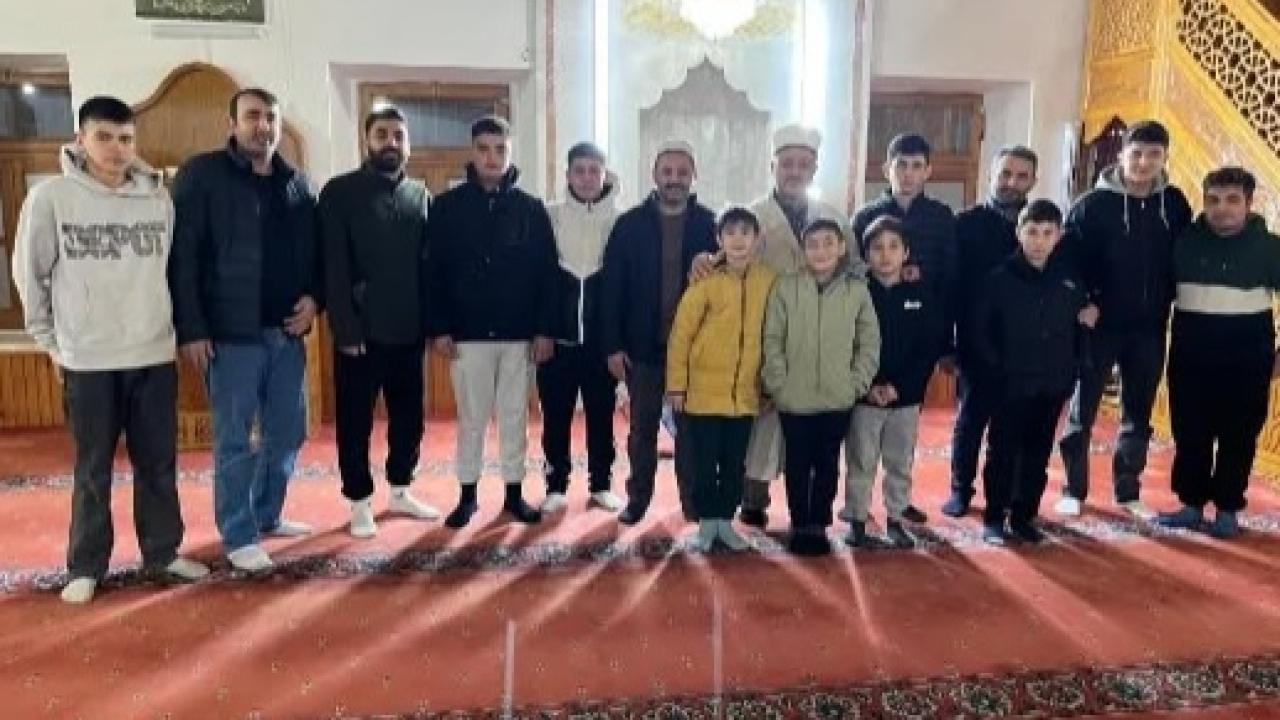 Gençler Berat Kandilinde camiilerde buluştu