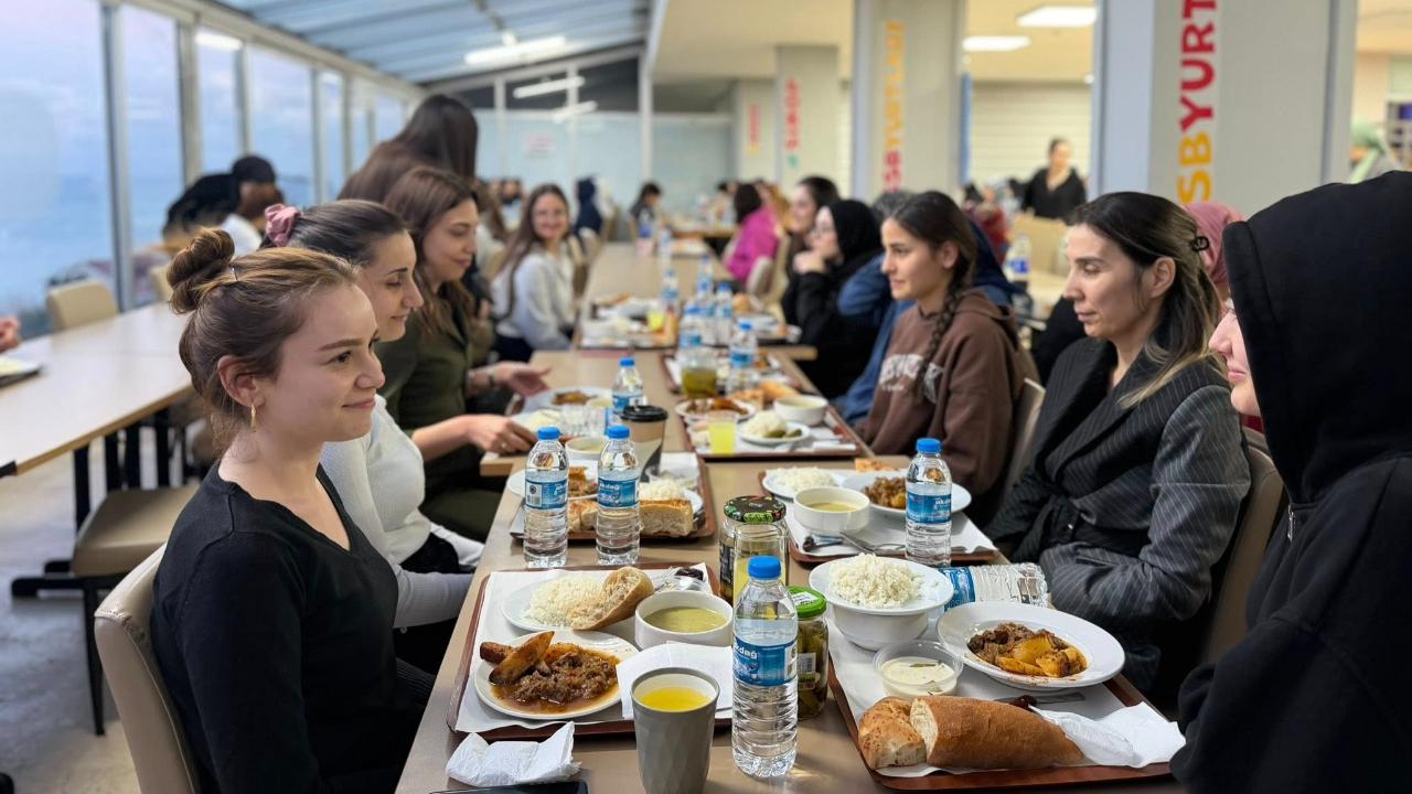 Gerze protokolü öğrencilerle iftar sofrasında buluştu