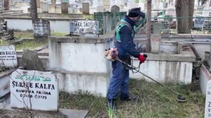 Gerze’de mezarlık çevreleri temizlendi