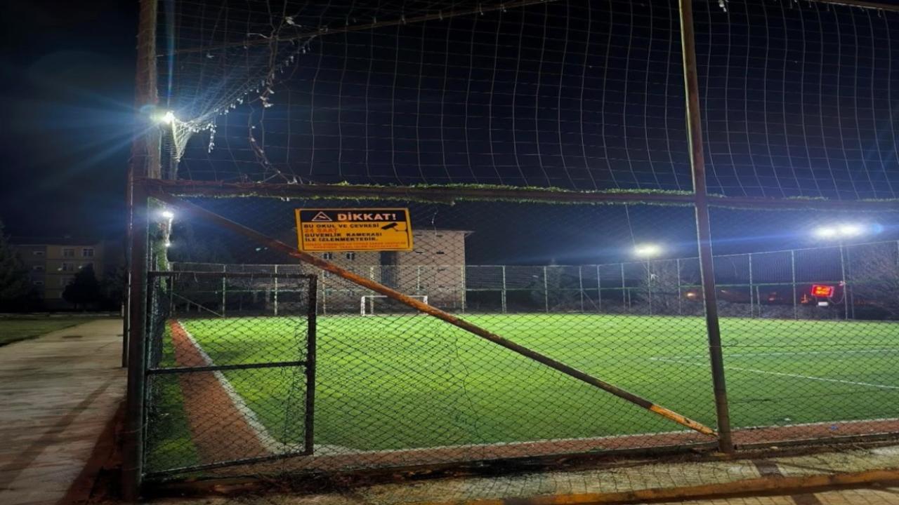 İlçenin tek halı sahası bakım bekliyor