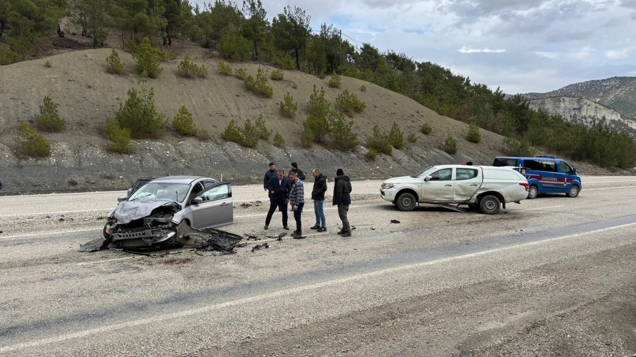 Kastamonu'da pikap ile otomobil çarpıştı: Eski belediye başkanı yaralandı