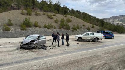 Pikap ile otomobil çarpıştı: Eski belediye başkanı yaralandı