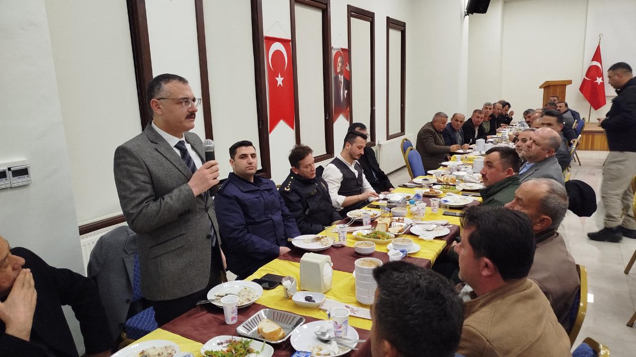 Kaymakam Yılmaz iftarda muhtarlarla buluştu