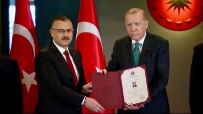 Kaymakam Yılmaz’a ödülünü Cumhurbaşkanı Erdoğan takdim etti