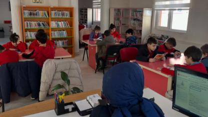 Küçük okurlar kütüphanede buluşuyor