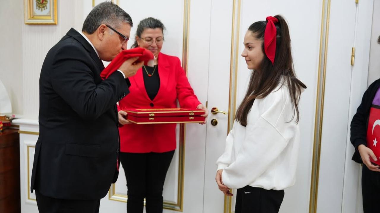 Öğrencilerden Vali Özarslan’a Ay Yıldızlı bayrak