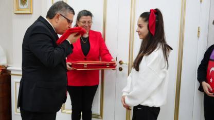 Öğrencilerden Vali Özarslan’a Ay Yıldızlı bayrak