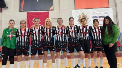 Genç kızlar futsalda başarıya koştu