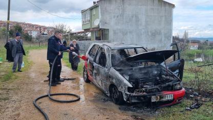 Gerze'de park halindeki otomobil yandı
