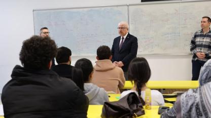 Rektör Taşdemir, laboratuvarda öğrencilerin heyecanına ortak oldu