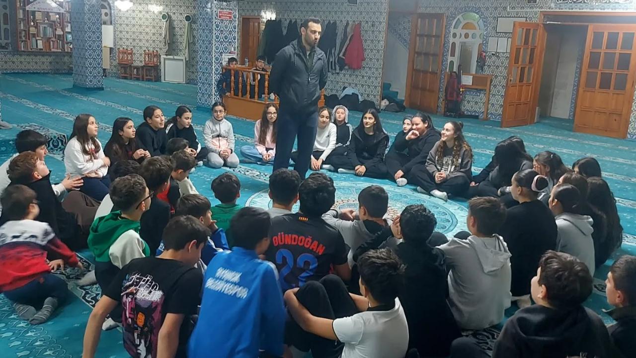 Ramazan ayında camiler gençlerin buluşma noktası oldu