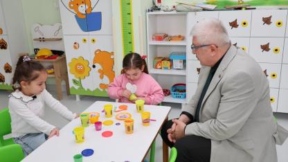 Rektör Taşdemir miniklerle buluştu