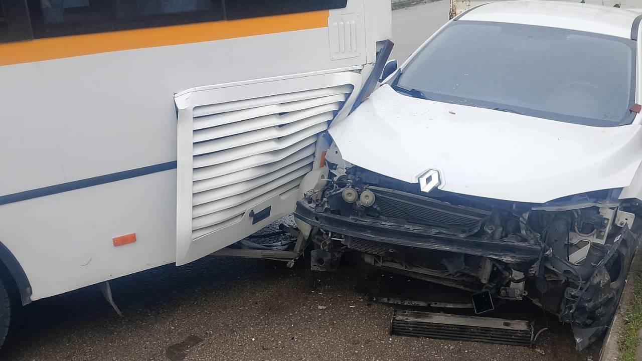 Sinop'ta freni boşalan servis otomobile çarptı