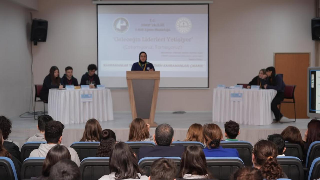 Sinop’ta lise öğrencileri münazara etkinliğinde yarıştı