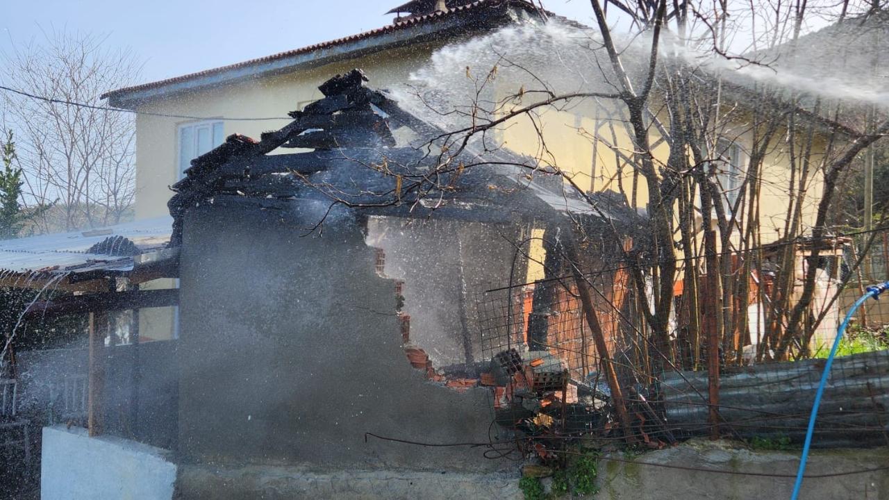 Sinop'ta odunluk yangını itfaiye ekiplerince söndürüldü