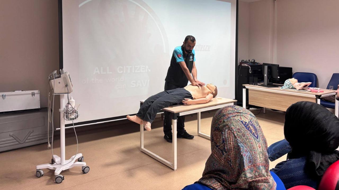 Sinop'ta sağlık personeline temel ve ileri yaşam desteği eğitimi