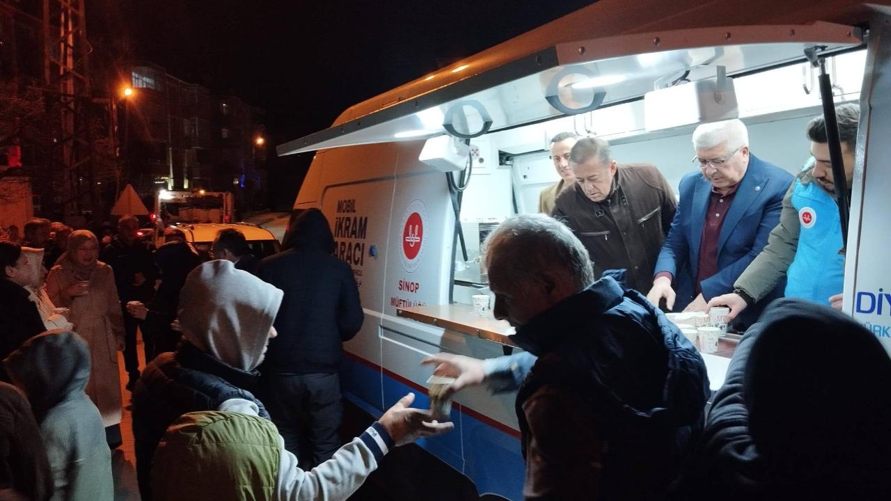 Sinop'ta teravih sonrası vatandaşlara sıcak ikram