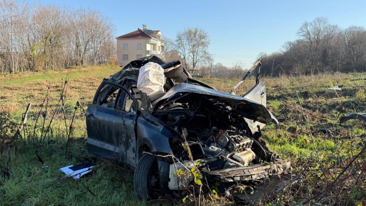 Tarlaya devrilen otomobilin sürücüsü öldü