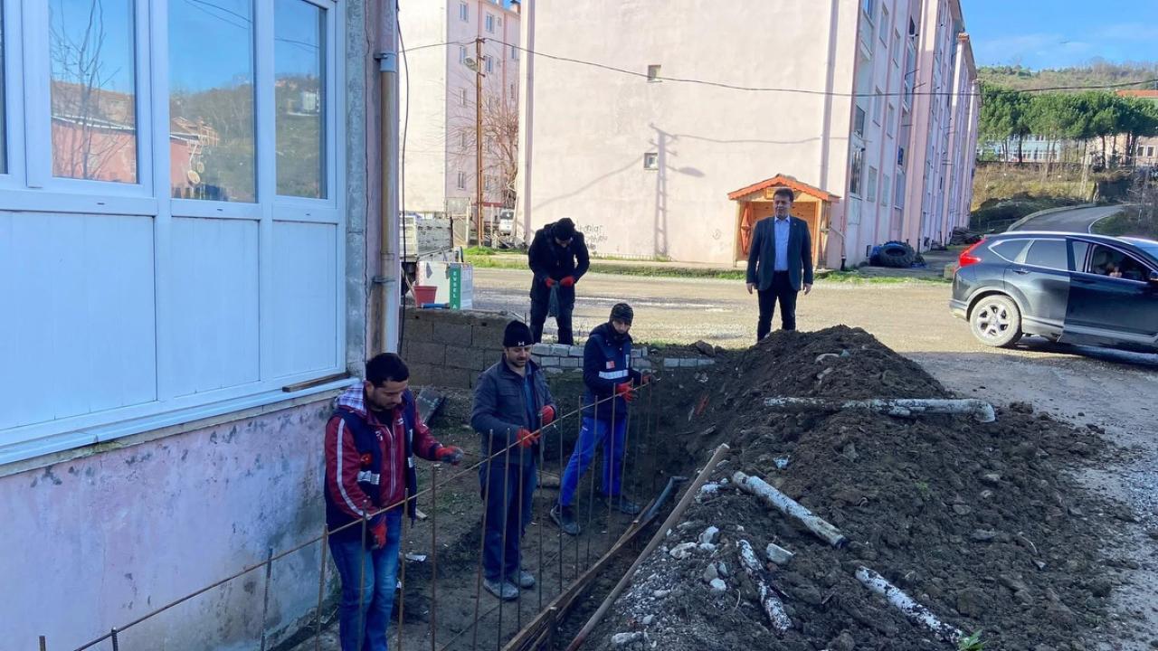 Türkeli’de sel riskine karşı set duvarı çalışması