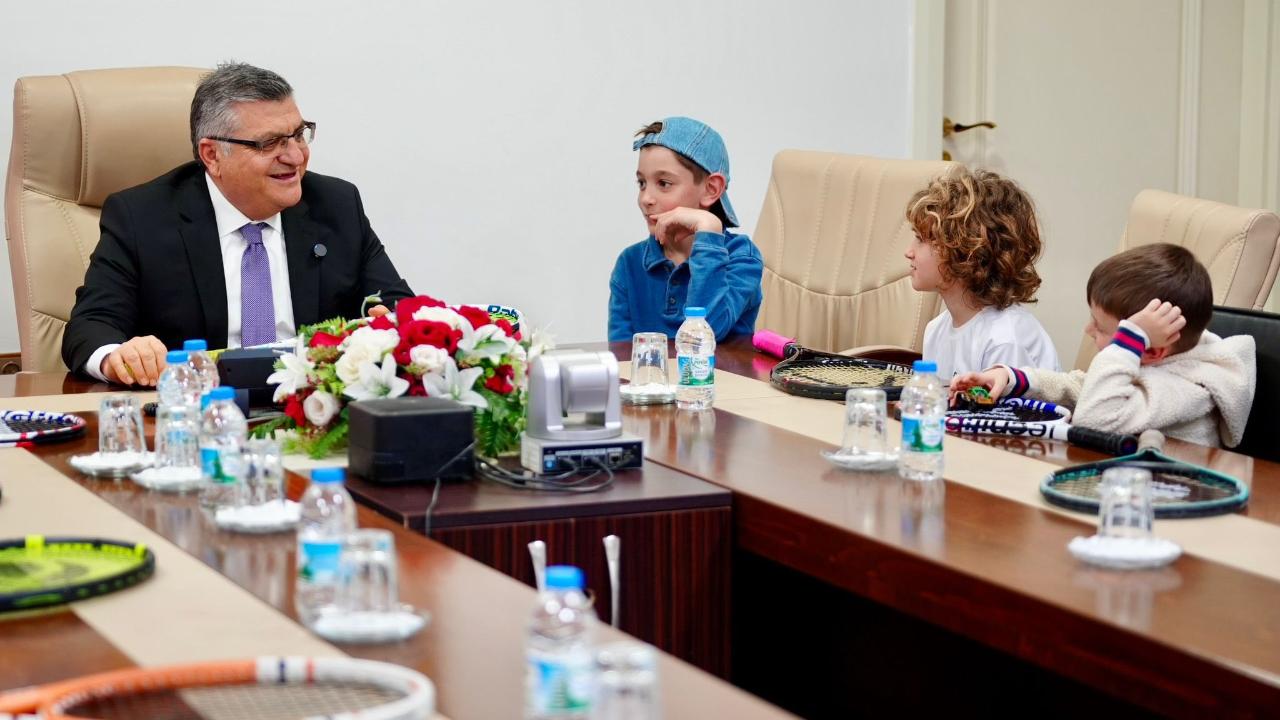 Vali Özarslan minik raketlerle buluştu