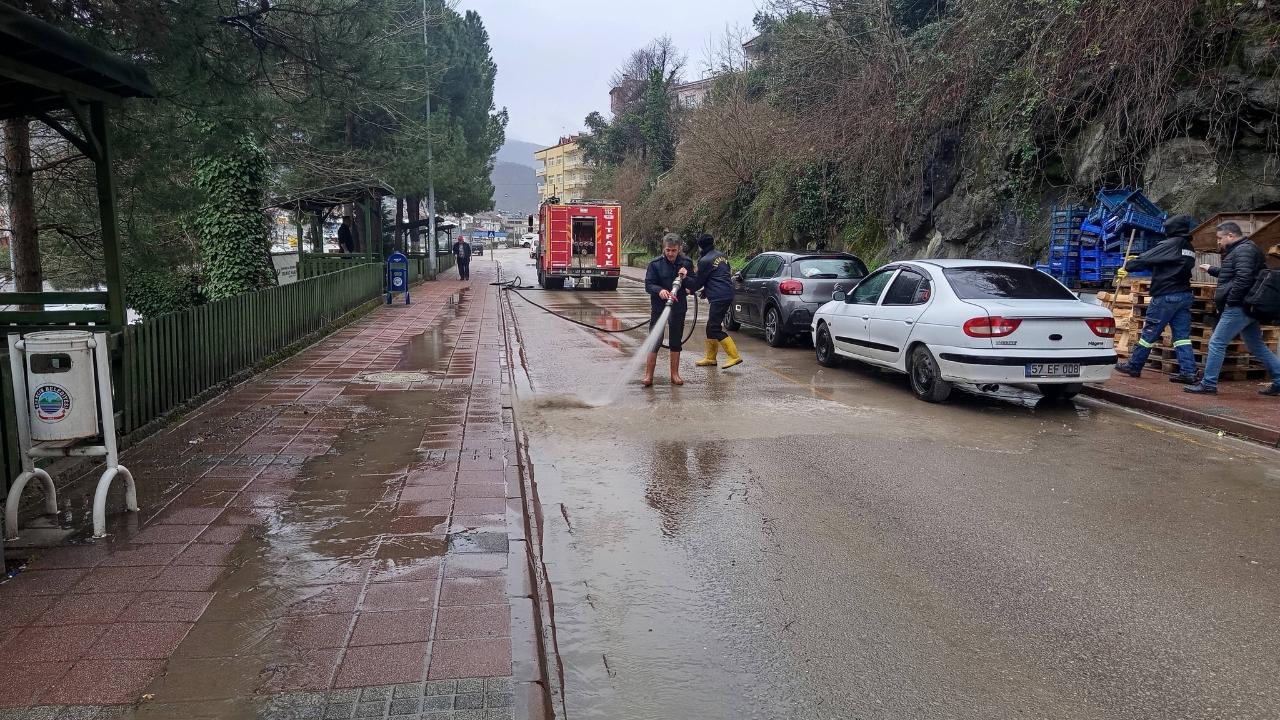 Ayancık Belediyesi’nden caddelerde temizlik mesaisi