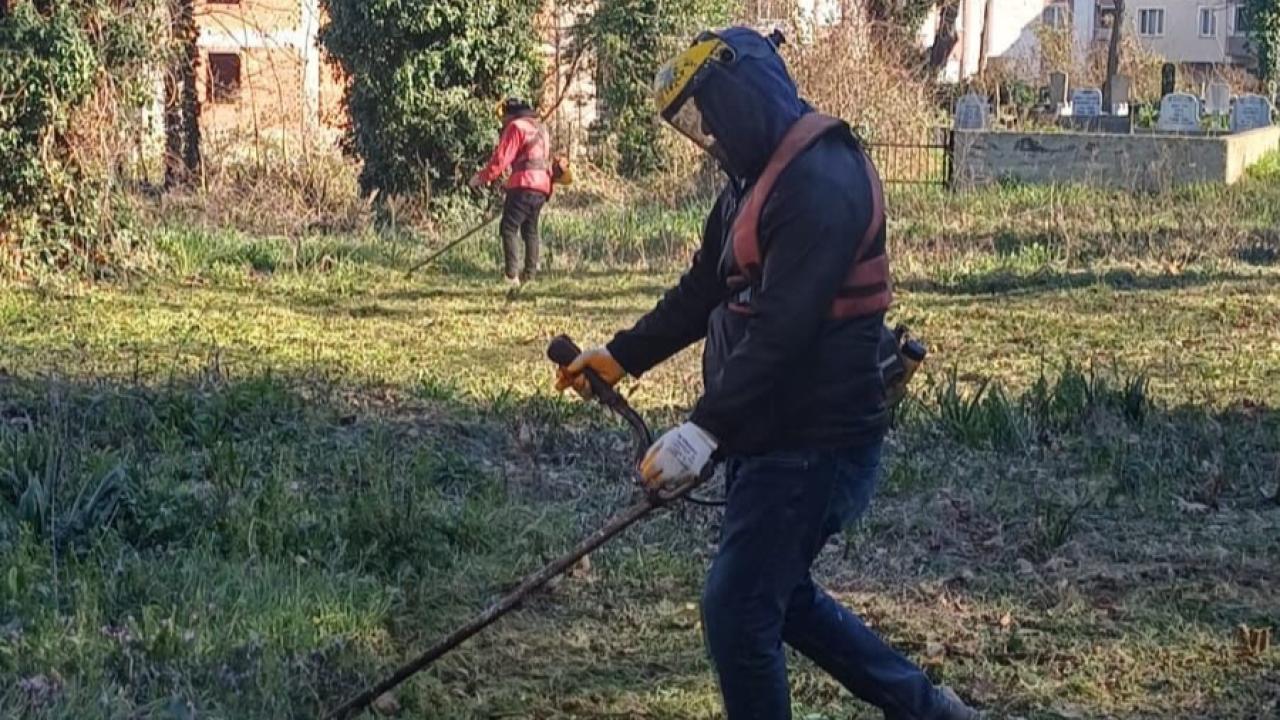 Ayancık'ta mezarlıklar bayrama hazırlanıyor