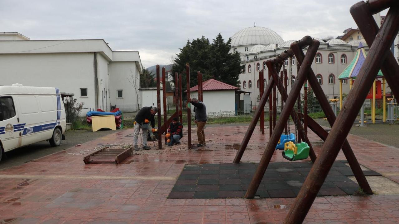 Ayancık’ta oyun parkı modern hale getiriliyor