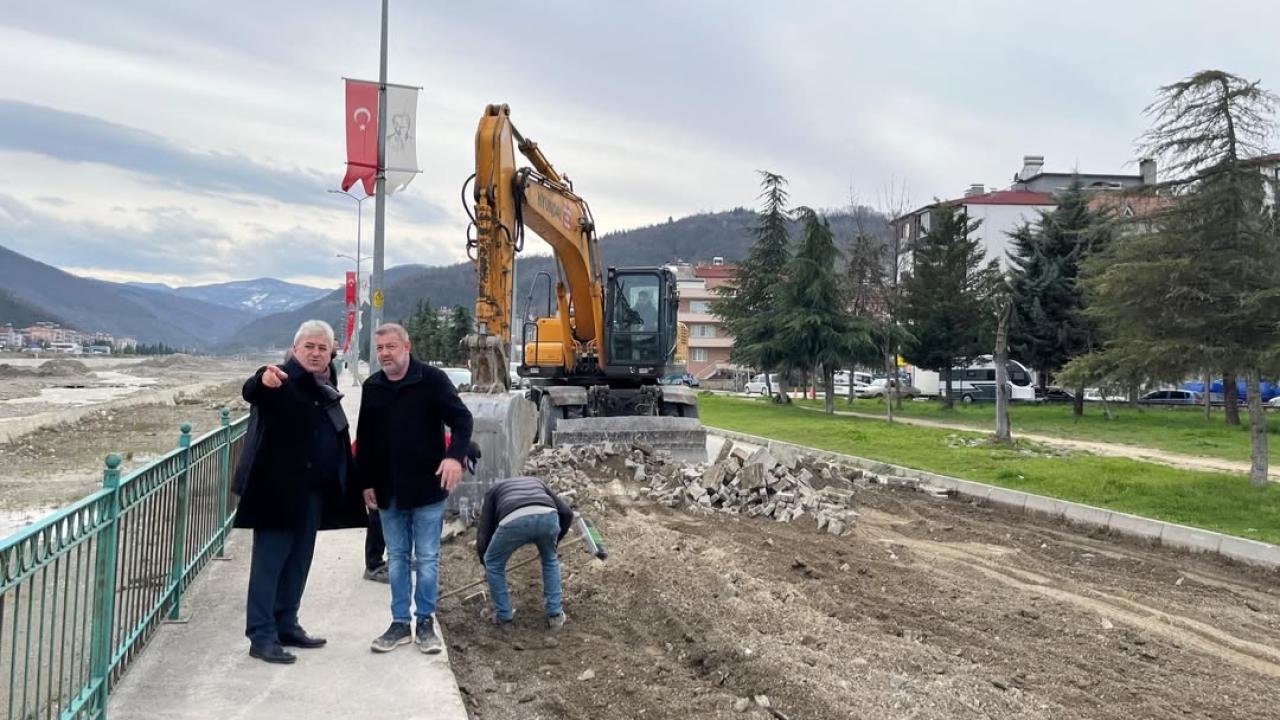 Ayancık’ta Yol Mesaisi: Kadir Bozkurt Caddesi modern görünüme kavuşuyor