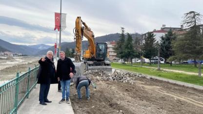 Ayancık’ta Yol Mesaisi: Kadir Bozkurt Caddesi modern görünüme kavuşuyor