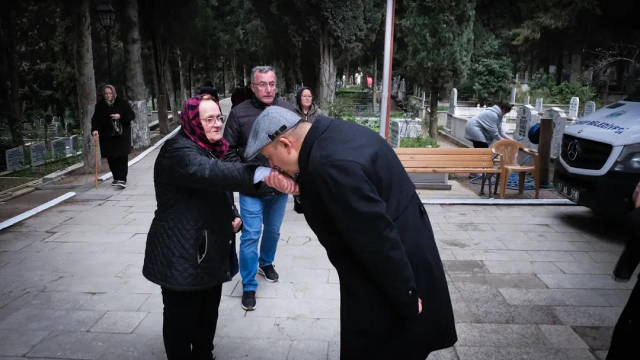 Başkan Gürbüz’den arefe günü kabir ziyareti