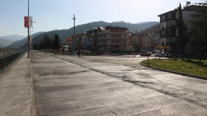 Beton yol çalışmalarıyla o cadde yenileniyor