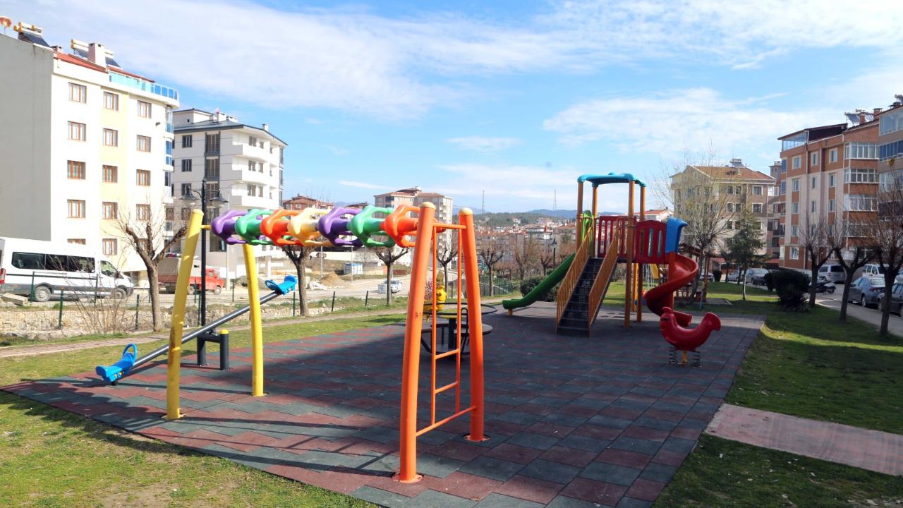 Boyabat'ta çocuk parkları modern bir görünüme kavuşuyor