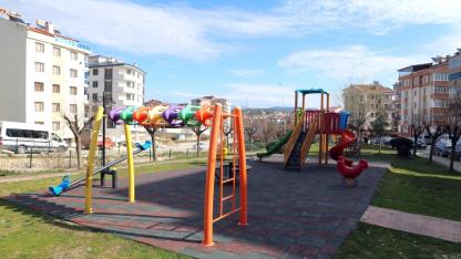 Boyabat'ta çocuk parkları modern bir görünüme kavuşuyor