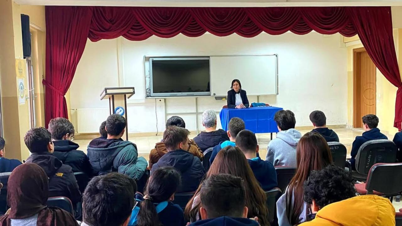 Boyabat'ta lise öğrencilerine kariyer rehberliği