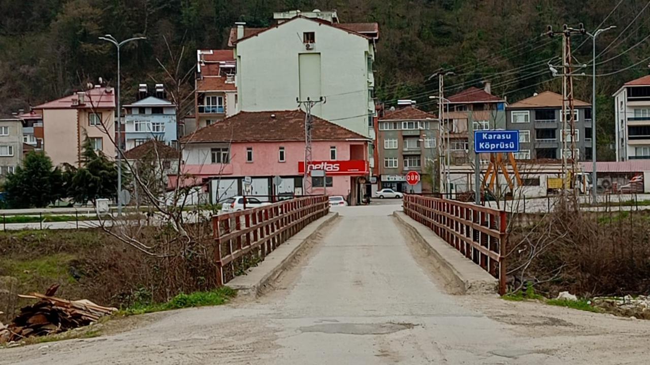 Bu köprüden yan yana geçmek imkansız