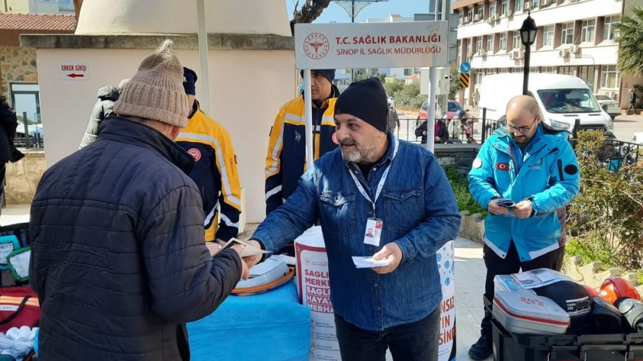 Cami avlusunda sağlık hizmetleri tanıtıldı