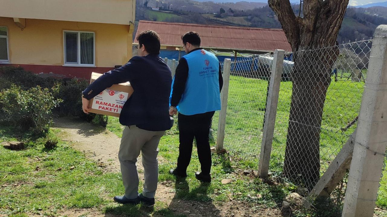 Erfelek’te hayırseverlerin destekleri ihtiyaç sahiplerine ulaştı