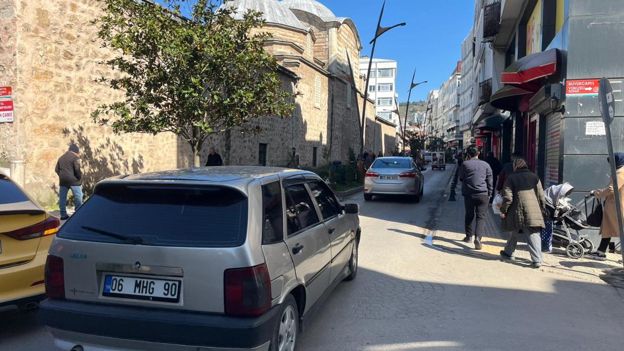 Kanalizasyon mesaisi bitti, yol trafiğe açıldı