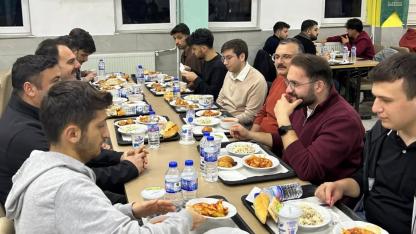 Kaymakam Yılmaz öğrencilerle aynı sofrada oruç açtı
