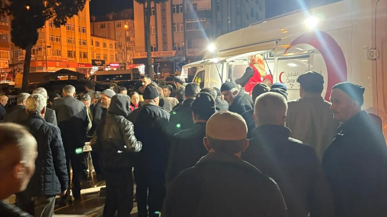 Kızılay’dan Boyabatlılara teravih sonrası tatlı ikramı