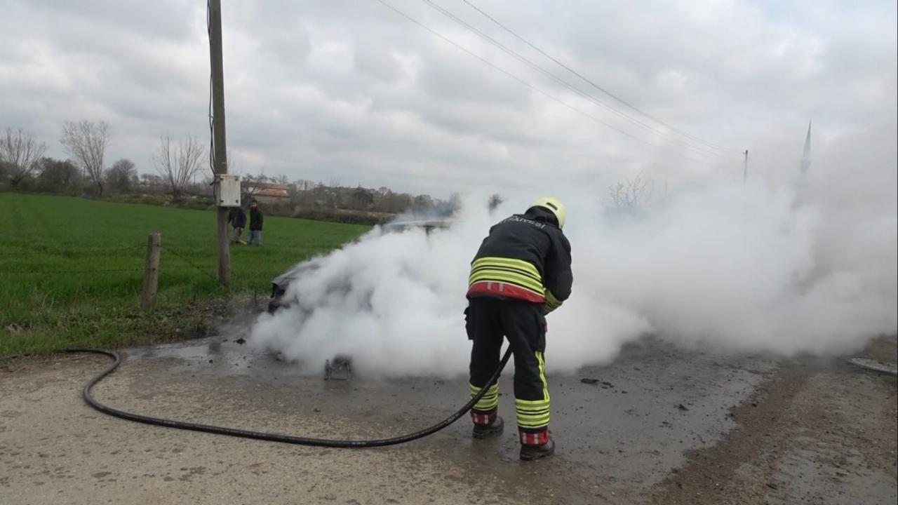 Otomobil alevlere teslim oldu