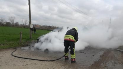 Otomobil alevlere teslim oldu