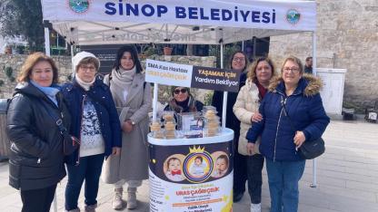 Dernek üyeleri, Uras bebek için nöbette