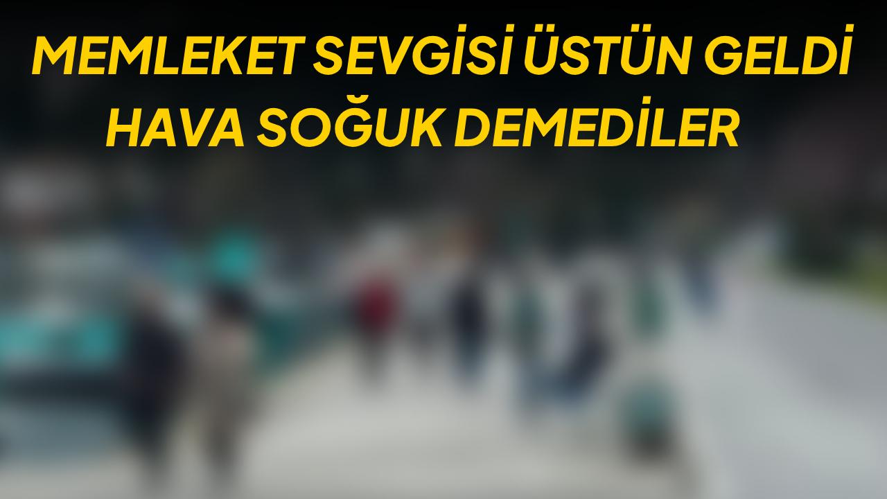 Havaya inat bayram kalabalığı, montlar giyildi, sahile çıkıldı