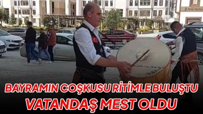 Gören düğün zannetti: Boyabat’ta bayram coşkusu sokağa taştı