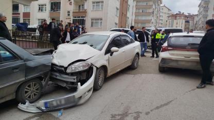 Sinop'ta üç aracın karıştığı kazada 2 kişi yaralandı